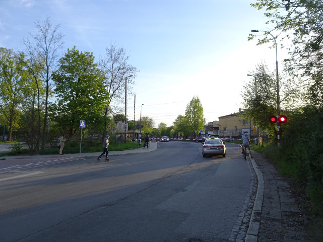 These level crossing gates were closed for several minutes. Most of us are just sitting here waiting...