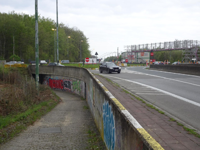 ... through this cobbled underpass, which is where my pump fell off when I was going the other way.....