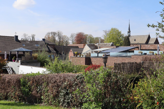 This village seems to be prepared for sunny weather. I can see roof terraces and solar panels.