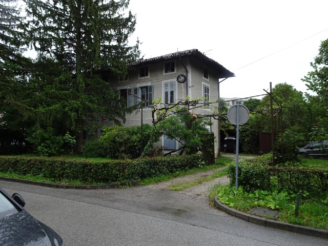 There is an old red "CESTA 15 SEPTEMBRA" sign on that building, just visible through the t...