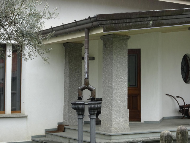 An unusual drainpipe arrangement.