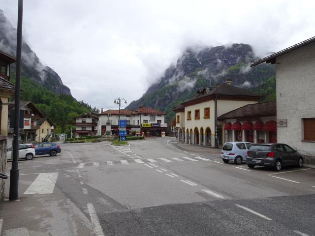 This isn't actually the 4th of November Square which I had been planning to visit. That was the one ...