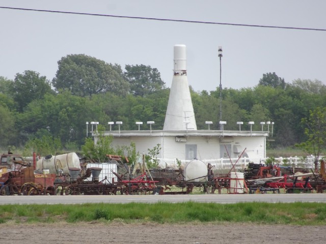 That looks like a VORTAC, for aircraft navigation. It's just outside Walnut Ridge Regional Airport.