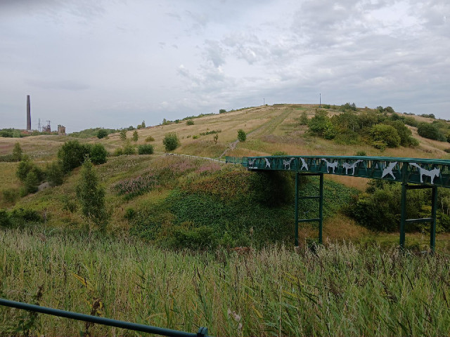 A more zoomed out view. I don't know whether the hill on the right is natural. I suspect it might be...