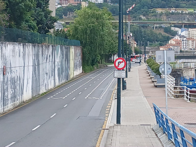 For some reason, cyclists here are meant to stay between the dotted lines, rather than at the edges ...