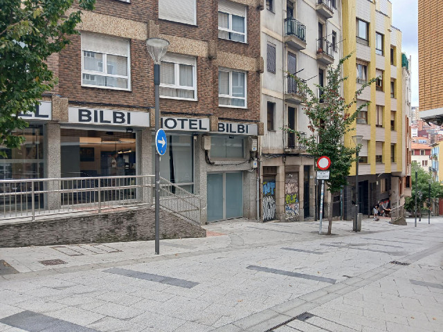 Those two signs are giving contradicting messages.