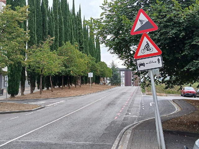 Warnings for cyclists and warnings about cyclists.