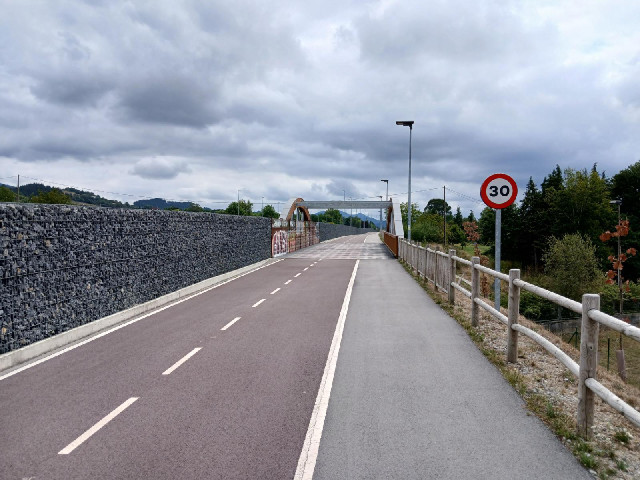 I don't know how these paths came about. This one runs alongside the motorway, which is to the left ...