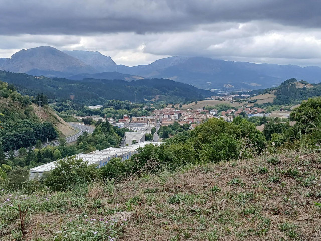 Zaldibar, surrounded by hills.
