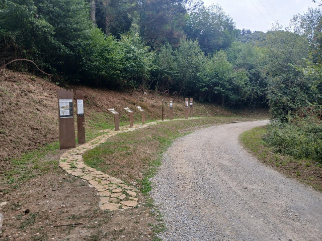 On each pedestal is a bone of some animal which used to live here in prehistoric times. I didn't try...