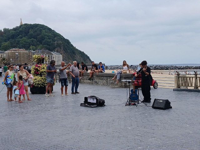 A street entertainer in San Sebasti&aacute;n.