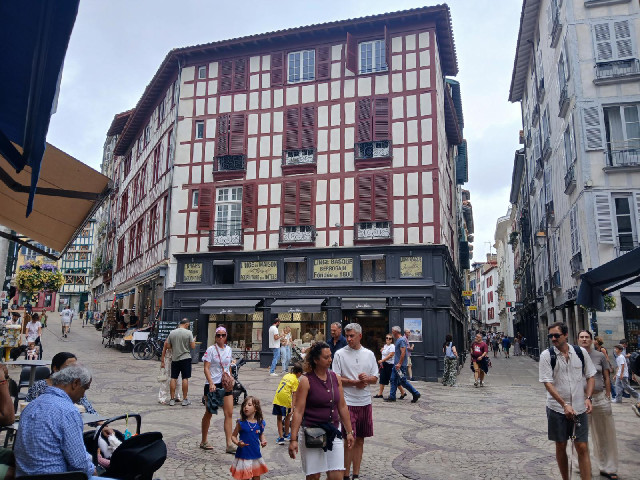 Bayonne.