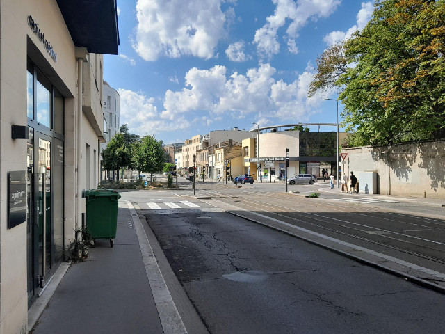 My road towards the centre of Bordeaux. The junction is a roundabout but the tram lines go straight ...