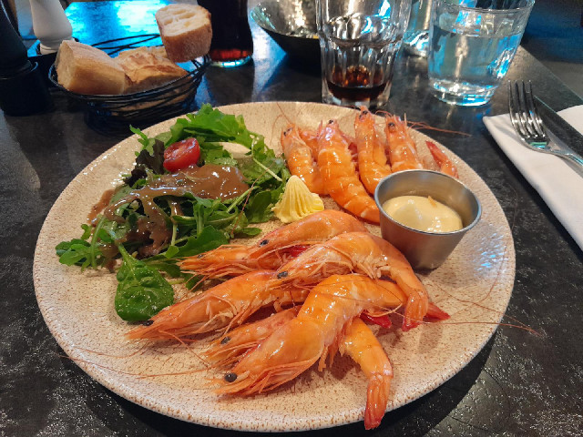 The starter is this bouquet of prawns. I didn't expect them to still have their shells on.