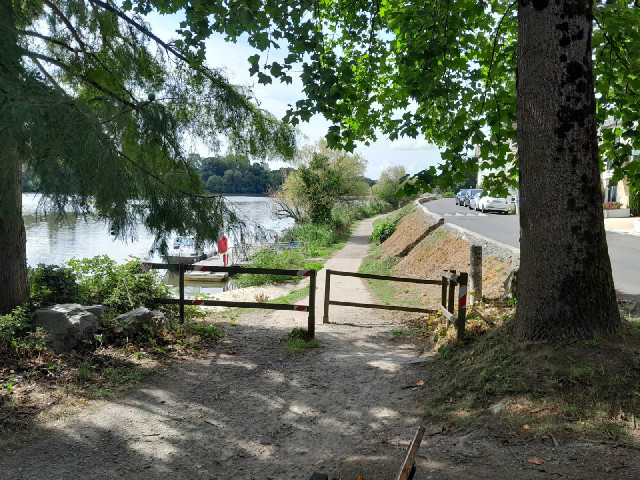 I came along this section of towpath, which had a lot of runners on it but not many bikes.