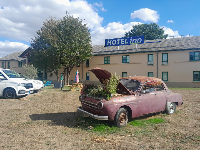 My hotel, where I've arrived right at the start of the hour when I said I would.