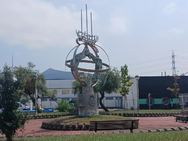 A monument from 1992 marking the 500th anniversary of Columbus' voyage to America.