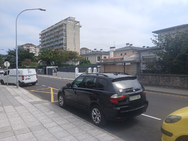 I thought it was a bit strange that this car had a &euro;50 note tucked under its rear wiper. Then I...