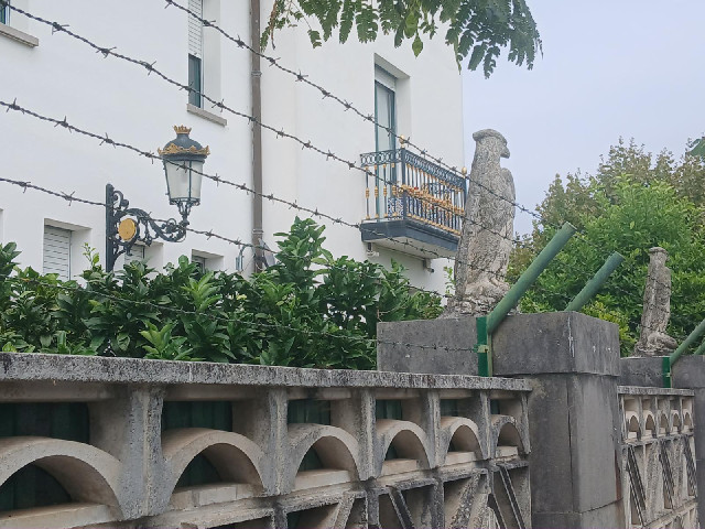 There are some fancy houses in this road.